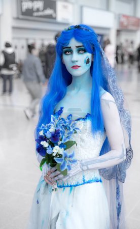 Foto de BIRMINGHAM NEC, Reino Unido - 13 de noviembre de 2022. Una cosplayer femenina vestida como la Novia del cadáver en el MCM Birmingham Comic Con 2022. - Imagen libre de derechos