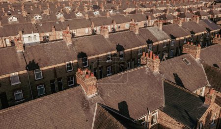 Vista aérea de viejas y deterioradas casas adosadas en las calles de atrás hacia atrás en los suburbios de una ciudad del norte en el Reino Unido durante la promesa del Gobierno británico de subir de nivel