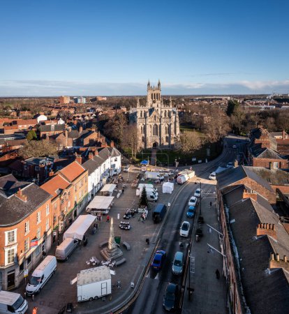Téléchargez les photos : SELBY, NORTH YORKSHIRE, UK - JANUARY 16, 2023.  An aerial view of the Yorkshire market town of Selby with the ancient architecture of Selby Abbey prominent - en image libre de droit