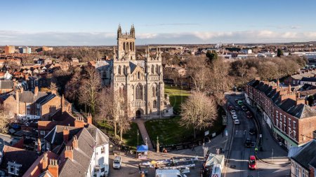 Téléchargez les photos : SELBY, NORTH YORKSHIRE, UK - JANUARY 16, 2023.  An aerial view of the Yorkshire market town of Selby with the ancient architecture of Selby Abbey prominent - en image libre de droit