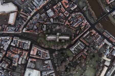 Téléchargez les photos : An aerial map style view of the market town of Selby with the ancient architecture of Selby Abbey church central - en image libre de droit