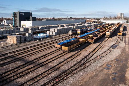 Foto de DONCASTER, UK - JANUARY 20, 2023.  An aerial view of the Network Rail concrete sleeper factory in the Wood Yard at Doncaster with rows of sleepers ready to be loaded for HS2 - Imagen libre de derechos