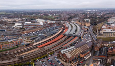 Téléchargez les photos : YORK, UK - JANUARY 28, 2023.  An aerial view of the buildings and surrounding area of York train station in North Yorkshire - en image libre de droit