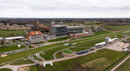 Téléchargez les photos : YORK, UK - FEBRUARY 4, 2023.  Aerial view of York Racecourse with grandstand and viewing areas - en image libre de droit
