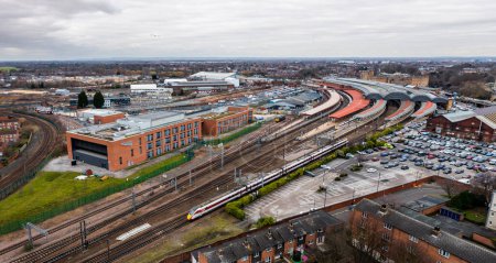 Téléchargez les photos : YORK, RU - 4 FÉVRIER 2023. Une vue aérienne des bâtiments et des environs de la gare de York, y compris le centre de signalisation York ROC dans le North Yorkshire - en image libre de droit