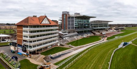 Téléchargez les photos : YORK, UK - FEBRUARY 4, 2023.  Aerial view of York Racecourse with grandstand and viewing areas - en image libre de droit