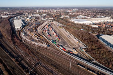 Foto de DONCASTER, UK - JANUARY 17, 2023.  An aerial view of the railway industry in Doncaster with Railport for Intermodal shipping containers next to HS2 Woodyard infrastructure yard - Imagen libre de derechos