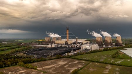 Foto de Vista aérea del paisaje de la central eléctrica Drax en Yorkshire del Norte con chimeneas humeantes y torres de refrigeración que bombean la contaminación de CO2 a la atmósfera - Imagen libre de derechos