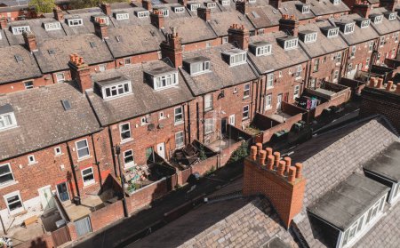 Téléchargez les photos : Une vue aérienne au-dessus des toits de maisons mitoyennes dos à dos dans le nord de l'Angleterre - en image libre de droit