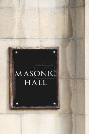 Téléchargez les photos : La porte et le signe d'une salle maçonnique partie de la société franc-maçonnique - en image libre de droit