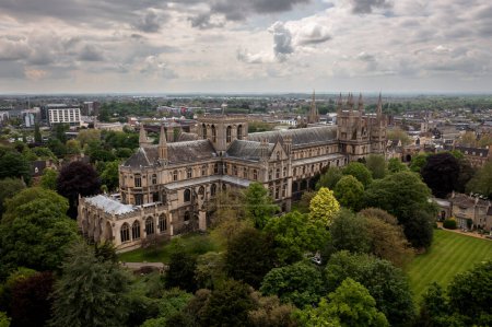Téléchargez les photos : PETERBOROUGH CATHEDRAL, RU - 17 MAI 2023. Une vue aérienne du paysage de l'architecture ancienne de la cathédrale de Peterborough et des terrains environnants dans un paysage urbain - en image libre de droit