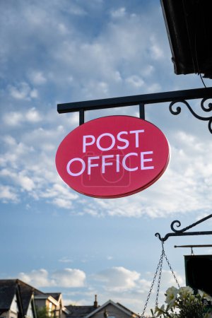 Un cartel antiguo de la oficina de correos colgando fuera de una oficina de correos de la calle principal o una suboficina tradicional con espacio para copias