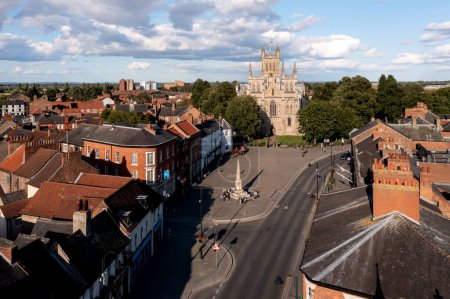 Foto de SELBY, YORKSHIRE DEL NORTE, Reino Unido 8 DE AGOSTO DE 2023. Vista aérea del paisaje urbano de la antigua arquitectura de la Abadía de Selby en la popular ciudad del mercado de Yorkshire del Norte - Imagen libre de derechos