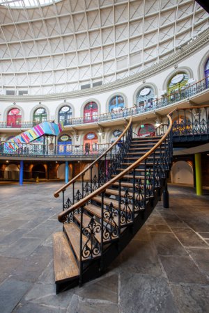 Téléchargez les photos : ÉCHANGE DE Maïs, LEEDS, R.-U. - 14 AOÛT 2023. Une architecture colorée à l'intérieur de l'étage inférieur et l'escalier de l'historique Leeds Corn Exchange - en image libre de droit