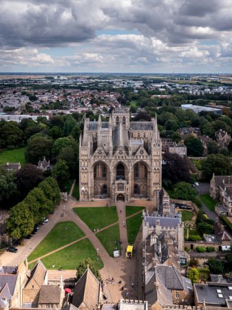Téléchargez les photos : PETERBOROUGH CATHEDRAL, RU - 15 AOÛT 2023. Vue aérienne de l'architecture ancienne de la cathédrale de Peterborough et des terrains environnants dans un paysage urbain - en image libre de droit