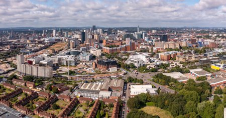 Foto de BIRMINGHAM, Reino Unido - 21 de agosto de 2023. Una vista panorámica aérea de un horizonte urbano de Birmingham con la nueva ruta HS2 y el sitio de construcción - Imagen libre de derechos