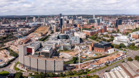 Foto de BIRMINGHAM, Reino Unido - 21 de agosto de 2023. Una vista panorámica aérea de un horizonte urbano de Birmingham con la nueva ruta HS2 y el sitio de construcción - Imagen libre de derechos