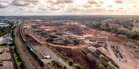 Foto de BIRMINGHAM, Reino Unido - 21 de agosto de 2023. Una vista panorámica aérea de la nueva ruta HS2 y el sitio de construcción que corre junto a las vías ferroviarias actuales cerca de Washwood Heath en las afueras de Birmingham - Imagen libre de derechos