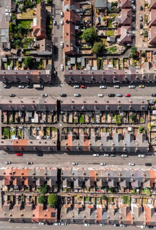 Foto de Una vista aérea directamente encima de los tejados de filas de casas adosadas con callejones y jardines en una zona de clase trabajadora de una ciudad del norte de Inglaterra - Imagen libre de derechos