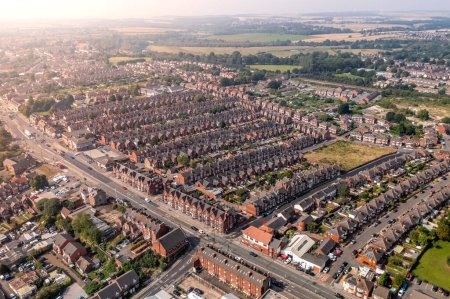 Eine Luftaufnahme über den Dächern heruntergekommener Reihenhäuser in einer großen Wohnsiedlung im Norden Englands