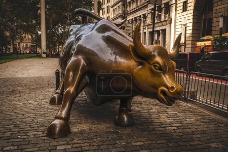Foto de BOWLING GREEN, NUEVA YORK, EE. UU. - 16 de septiembre de 2023. El icónico toro de carga de Wall Street en el Distrito Financiero de Lower Manhattan - Imagen libre de derechos