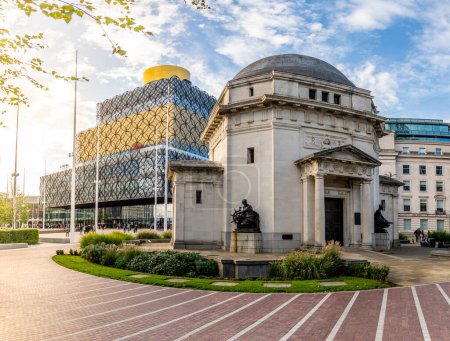 Photo for CENTENARY SQUARE, BIRMINGHAM, UK - OCTOBER 5, 2023.  Landscape of the historic architecture of The Hall Of Memory building commemorating the Birmingham citizens who lost their lives in World War 1 - Royalty Free Image