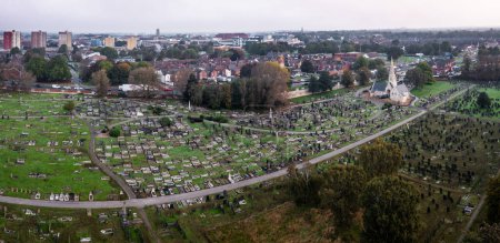 Foto de DONCASTER, Reino Unido - 17 de octubre de 2023. Vista aérea directamente encima del cementerio Hyde Park en Doncaster, South Yorkshire con filas de tumbas y lápidas en un concepto de duelo o duelo con espacio para copiar - Imagen libre de derechos