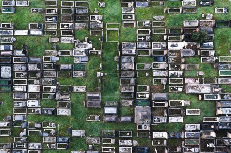 Foto de Vista aérea directamente encima de un cementerio lleno en el centro de la ciudad con filas de tumbas y lápidas en un concepto de duelo o duelo con espacio para copiar - Imagen libre de derechos
