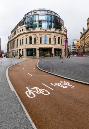 Foto de CITY SQUARE, LEEDS, Reino Unido - 14 DE NOVIEMBRE DE 2023. Un nuevo carril bici en la zona peatonal de nueva construcción en City Square Leeds que evita que los vehículos contaminen el centro de la ciudad - Imagen libre de derechos