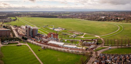 Téléchargez les photos : Paysage panoramique aérien juste au-dessus de l'hippodrome de York montrant tout le circuit de courses de chevaux avec tribune et bâtiments dans la célèbre ville du Yorkshire - en image libre de droit