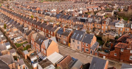 Eine Luftaufnahme über den Dächern heruntergekommener Reihenhäuser in einer großen Wohnsiedlung im Norden Englands