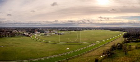 Téléchargez les photos : Paysage panoramique aérien juste au-dessus de l'hippodrome de York montrant tout le circuit de courses de chevaux avec tribune et bâtiments dans la célèbre ville du Yorkshire - en image libre de droit