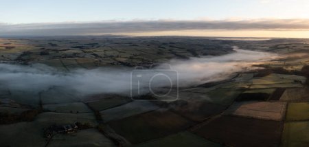 Luftaufnahme des tief liegenden Nebels oder der Wolkenumkehrung entlang des Tals des Flusses Tyne an der Haydon Bridge in der Nähe von Hexham an einem kalten Wintermorgen