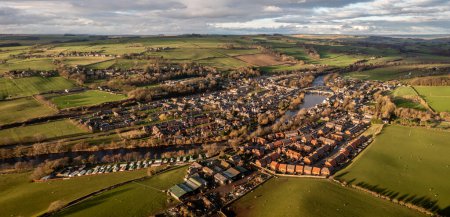 Eine Luftpanorama-Landschaft des Dorfes Haydon Bridge im Northumberland National Park, durch das der Fluss Tyne fließt