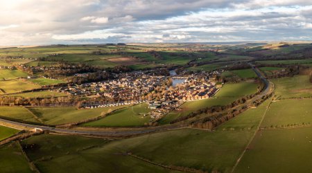Eine Luftpanorama-Landschaft des Dorfes Haydon Bridge im Northumberland National Park mit dem durchfließenden Fluss Tyne und der A69-Umgehungsstraße