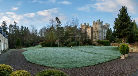 Téléchargez les photos : LANGLEY CASTLE, NORTHUMBERLAND, RU - 16 MARS 2024. Vue panoramique du paysage de l'architecture historique et médiévale du château Langley et du jardin dans le parc national Northumberland par une froide matinée d'hiver - en image libre de droit
