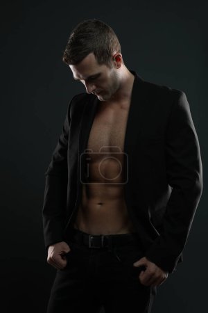 Rich Shirtless Homme regardant vers le bas portant une veste noire