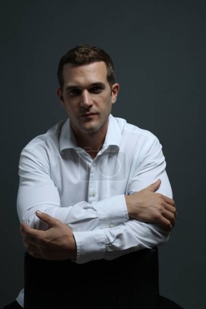 Foto de Hombre de corte limpio en camisa blanca con los brazos cruzados - Imagen libre de derechos