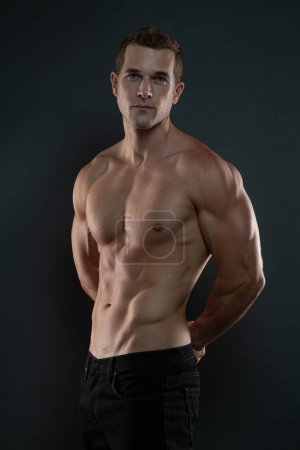 Foto de Modelo masculino serio sin camisa Mirando hacia adelante - Imagen libre de derechos