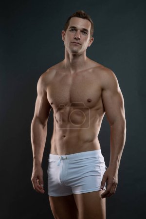 Caliente joven modelo masculino con músculos