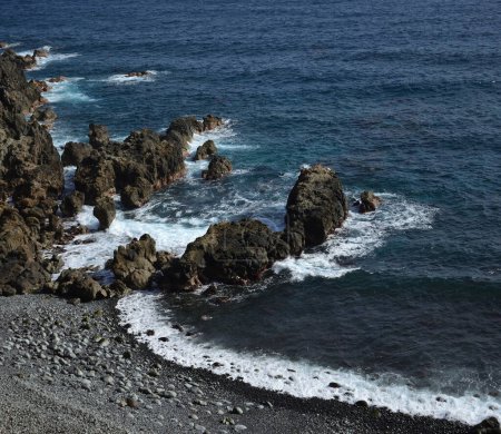 Foto de Playa de piedras con formaciones rocosas, costa de Arucas, Isla de Gran Canaria, España - Imagen libre de derechos