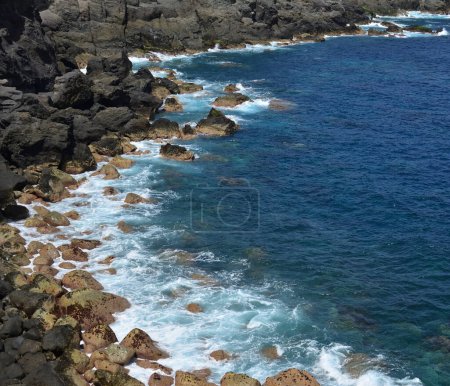 Foto de Costa rocosa con muchas piedras grandes en la orilla, litoral de Arucas, Gran Canaria, España - Imagen libre de derechos