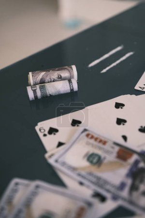 Foto de Blured nos dio 100 dólares, dos líneas de cocaína, drogas ilegales en una mesa de cristal negro. Drogadicción. Con enfoque selectivo. - Imagen libre de derechos