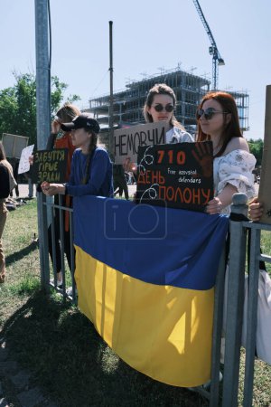 Foto de Kiev, Ucrania - 28 de abril de 2024. Manifestantes ucranianos ondean orgullosamente banderas de la Brigada Azov y pancartas que dicen Free Azov, ilustrando la unidad y el activismo para la liberación de los prisioneros de guerra 710 días. - Imagen libre de derechos