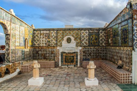 Téléchargez les photos : Arc traditionnel. Terrasse de Medina, Tunis - en image libre de droit