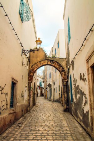 Téléchargez les photos : Une rue à Médine à Tunis, Tunisie - en image libre de droit