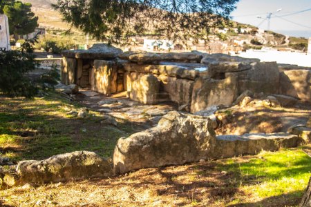 Téléchargez les photos : Dolmens dans l'ouest de la Tunisie. Megaliths d Ells, Kef, Tunisie, Exploration des anciens mégalithes - en image libre de droit