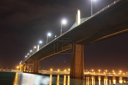 Foto de El puente Rades-La Goulette ilumina la bahía de Túnez con su esplendor nocturno. Túnez Túnez. - Imagen libre de derechos