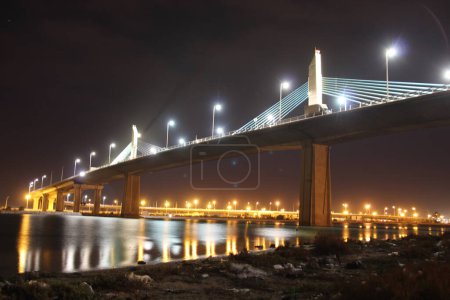 Foto de El puente Rades-La Goulette ilumina la bahía de Túnez con su esplendor nocturno. Túnez Túnez. - Imagen libre de derechos