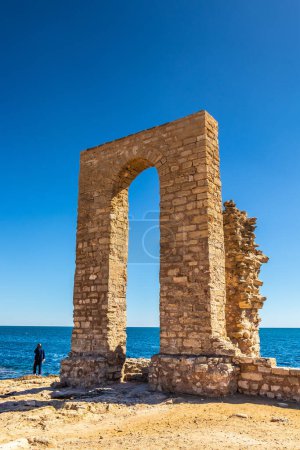 Foto de Arco cerca del Cothon fenicio y el cementerio en el escudo de armas de Mahdia, Túnez. Norte de África - Imagen libre de derechos